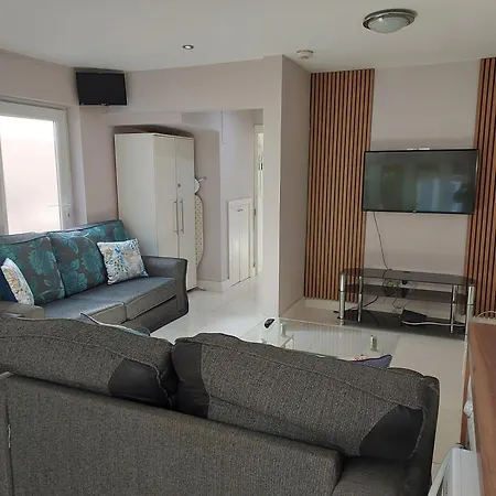 Langley Guest House Nr Pinewood Studios-3